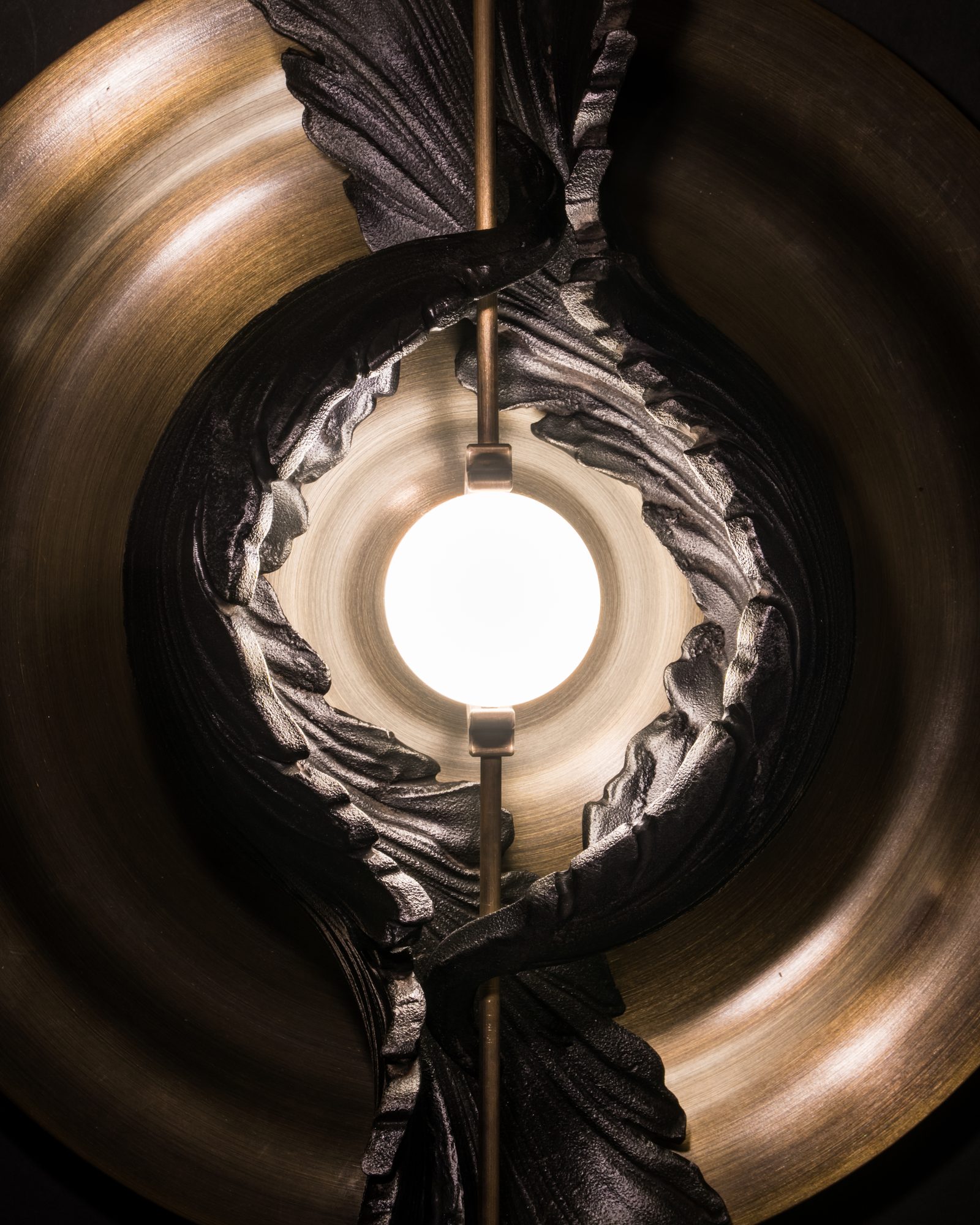 Acanthus Wall Light central bulb detail